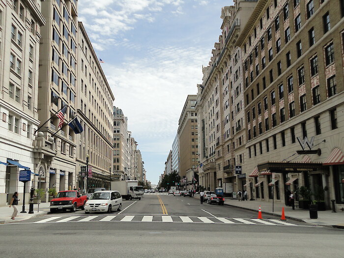 A street lacking trees in Washington D.C. near the U.S. Department of the Treasury. Photo Paula Abrahao (Flickr).